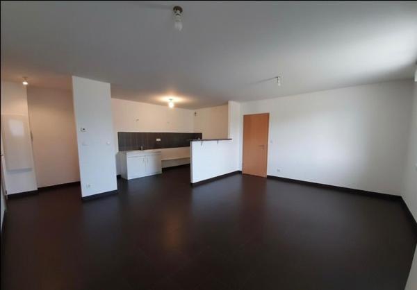 JARNY – Bel appartement avec balcon et parking