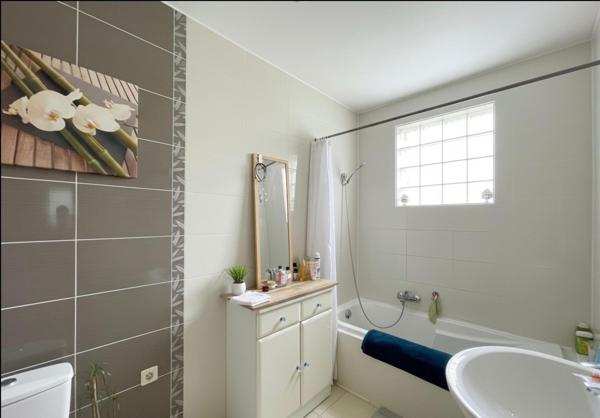 JARNY – Bel appartement avec balcon et parking