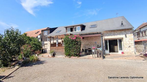 L'élégance d'une grande maison de village Normande en Pierre de Taille de 298 m² à réinventer