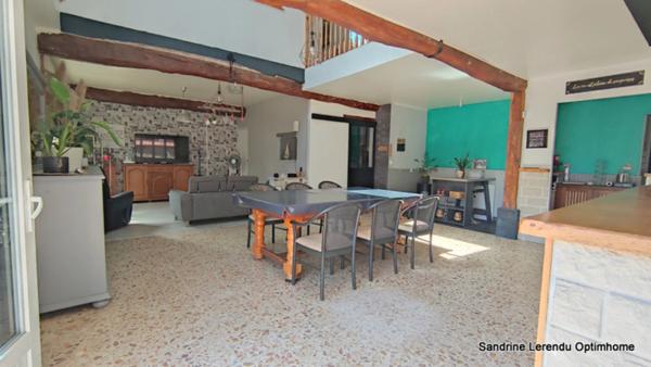 L'élégance d'une grande maison de village Normande en Pierre de Taille de 298 m² à réinventer