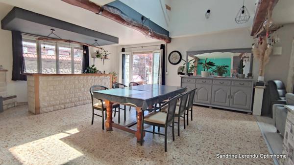 L'élégance d'une grande maison de village Normande en Pierre de Taille de 298 m² à réinventer