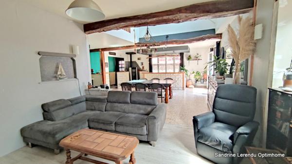 L'élégance d'une grande maison de village Normande en Pierre de Taille de 298 m² à réinventer