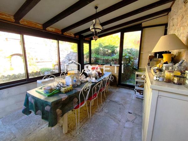 Très belle maison en pierre d'une surface habitable de 174 m2 avec terrain arboré de 2060 m2