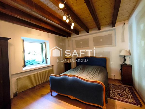 Très belle maison en pierre d'une surface habitable de 174 m2 avec terrain arboré de 2060 m2