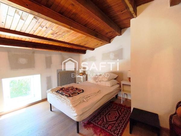 Très belle maison en pierre d'une surface habitable de 174 m2 avec terrain arboré de 2060 m2