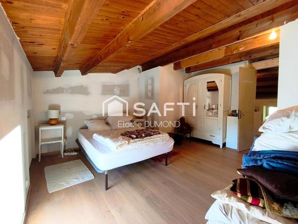 Très belle maison en pierre d'une surface habitable de 174 m2 avec terrain arboré de 2060 m2