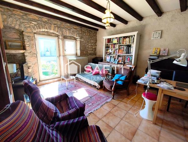 Très belle maison en pierre d'une surface habitable de 174 m2 avec terrain arboré de 2060 m2