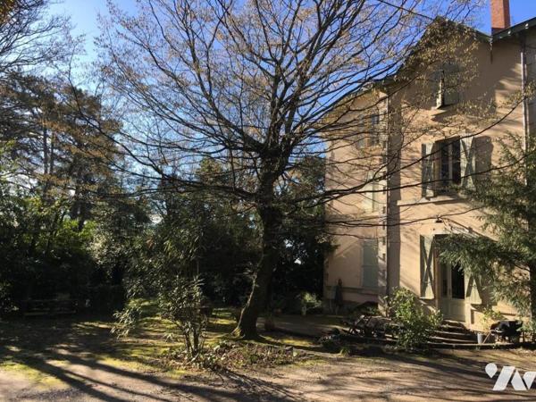 GRANDE BATISSE EN PIERRE AVEC TERRAIN ATTENANT DE 4000 m²