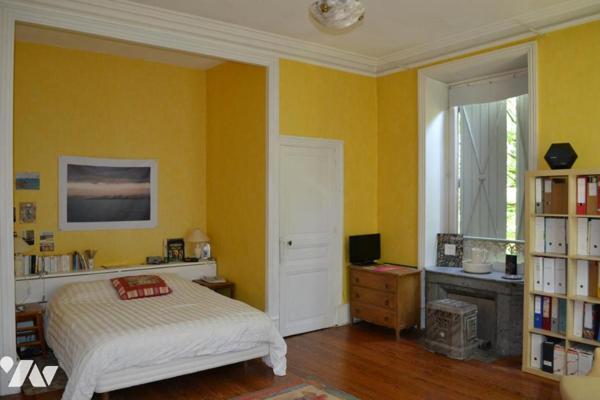 GRANDE BATISSE EN PIERRE AVEC TERRAIN ATTENANT DE 4000 m²