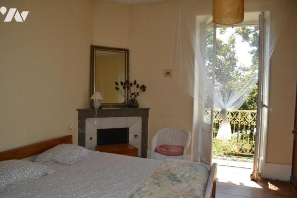 GRANDE BATISSE EN PIERRE AVEC TERRAIN ATTENANT DE 4000 m²