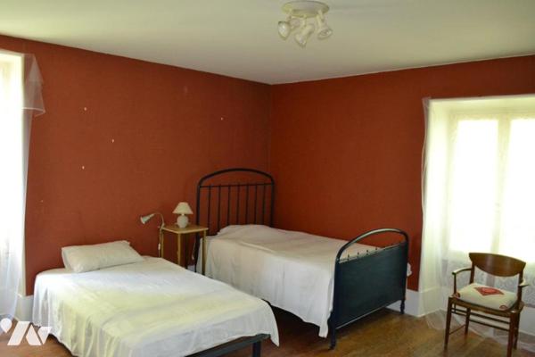 GRANDE BATISSE EN PIERRE AVEC TERRAIN ATTENANT DE 4000 m²