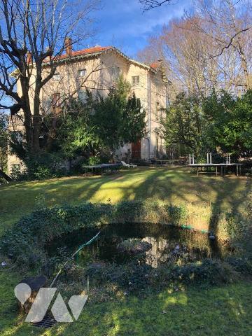 GRANDE BATISSE EN PIERRE AVEC TERRAIN ATTENANT DE 4000 m²