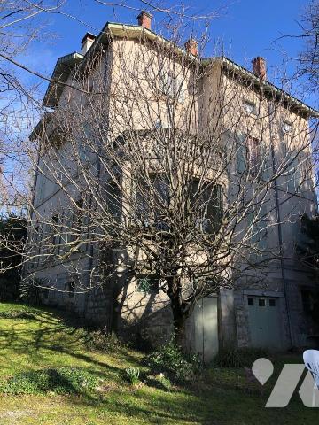 GRANDE BATISSE EN PIERRE AVEC TERRAIN ATTENANT DE 4000 m²