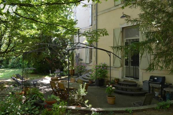 GRANDE BATISSE EN PIERRE AVEC TERRAIN ATTENANT DE 4000 m²