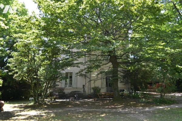 GRANDE BATISSE EN PIERRE AVEC TERRAIN ATTENANT DE 4000 m²