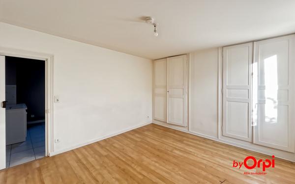 Immeuble à vendre    6 pièces •  Montluçon