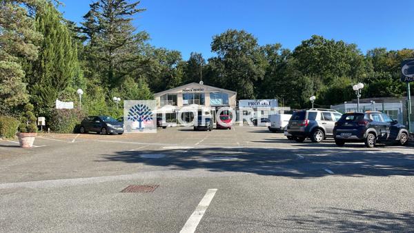 Achat local commercial près de SAINT NOM LA BRETECHE - 4558 m² - 3 275 000 €