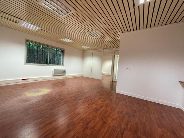 Achat local commercial près de SAINT NOM LA BRETECHE - 4558 m² - 3 275 000 €