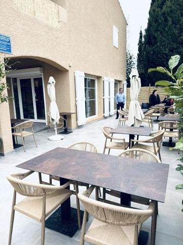 Affaire rare : Outil de travail clé en main - Fort potentiel de développement
 
CAMPING NON INCLUS DANS LA CESSION

En exclusivité, je vous propose à l’acquisition un fonds de commerce complet et parfaitement structuré, implanté au sein d’un camping 3* situé dans un écrin de verdure, au calme, à 15 minutes des plus belles plages du Var dans un environnement touristique particulièrement dynamique. 
Le camping a été récemment placée sous l’égide d’une enseigne d’envergure nationale et a fait l’objet d’un lifting complet. Son positionnement qualitatif ainsi que son plan de développement structuré constituent un levier direct de valorisation pour les activités de restauration proposées. 
Capacité du camping : 254 mobil-homes, chacun conçu pour accueillir jusqu’à 6 personnes générant un volume de clientèle particulièrement significatif au bénéfice des établissements à exploiter. 

Un ensemble commercial unique d’environ 700m2 

Ce fonds de commerce réunit sur un même site plusieurs activités complémentaires formant un véritable pôle d’attraction, de restauration et de services comprenant un bar, un restaurant type brasserie, une pizzeria, une paillote type snacking, une épicerie/supérette ainsi que plusieurs terrasses. L’ensemble des établissements sont exploités sous licence IV incluse. 
L’affaire bénéficie d’une clientèle captive issue du camping ouvert 11 mois par an avec une forte fréquentation de clientèle étrangère ainsi que d’une clientèle extérieure, l’espace restauration étant ouvert toute l’année apportant une valeur ajoutée significative hors saison. 
Un parking assure un stationnement aisé et gratuit renforçant l’attractivité du site et le confort d’exploitation. 

Des espaces fonctionnels et parfaitement organisés 

L’espace restaurant bar pizzeria comprend une salle intérieure de 56 places assises, un bar, une grande terrasse extérieure de 168 places assises, un four à pizza et un grill au feu de bois ainsi qu’une cuisine professionnelle conforme aux normes avec zones chaud et froid distinctes, un espace dédié à la plonge séparée, une chambre froide, une épicerie sèche et une configuration adaptée aux fortes affluences. 
La paillote bar snacking est implantée en bord de piscine du camping. Elle est entièrement équipée avec entres autres présentoirs, frigos, machine à glaçons, crêpière, lave-vaisselle et dispose d’une terrasse de 50 places assises. L’accès à la paillote est autorisé à la clientèle extérieure (hors accès piscine réservée aux clients du camping). 
L’épicerie supérette est entièrement équipée avec du matériel récent. Elle dispose d’une terrasse de 28 places assises (avec possibilité d’optimisation jusqu’à 48 places) et propose une offre adaptée aux besoins quotidiens et touristiques incluant un partenariat avantageux avec un fournisseur d’articles dédiés à la saison estivale. 

Une vision stratégique aboutie 

L’actuel propriétaire a pensé et structuré cet ensemble comme un outil de travail hautement rentable et à forte valeur ajoutée reposant sur une logique de multipoints de vente, une circulation fluide des flux clients et une complémentarité intelligente entre restauration, snacking, événementiel et services. 
L’acquéreur pourra reprendre l’activité clé en main avec une stratégie globale de développement déjà pensée de A à Z ou faire évoluer le concept selon sa propre vision tout en s’appuyant sur une base solide, cohérente et prometteuse. 

Les atouts clés 

Affaire inédite sur le marché compte tenu du prix, de l’emplacement et de la haute qualité de la structure. 
Outil clé en main. 
Matériel professionnel très récent. 
Prêt à exercer.
254 mobil-homes jusqu’à 6 personnes par unité. 
Environnement touristique porteur. 
Très fort potentiel de développement sur l’ensemble des activités. 
Idéal pour professionnel de la restauration, investisseur, entrepreneur et/ou gestionnaire multi-sites. 

Pas de location gérance 

Conditions financières 
Prix de vente du fonds de commerce 300.000 euros honoraires inclus.

Produit en exclusivité - Dossier complet et informations complémentaires sur demande - Confidentialité et accompagnement assurés. 
Visites réservées aux profils aussi sérieux que l’établissement proposé.