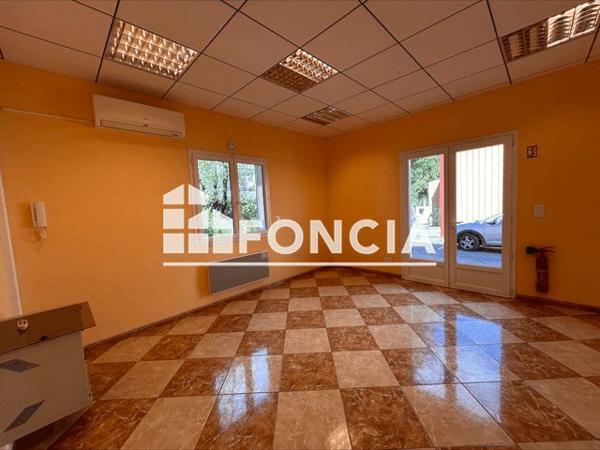 Location Local commercial 2 pièces 54.2 m² - LIEU DIT LA GUEIRANNE Le Cannet Des Maures 83340