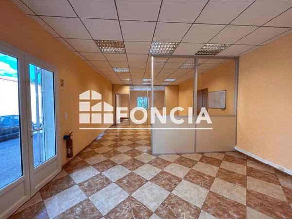 Location Local commercial 2 pièces 54.2 m² - LIEU DIT LA GUEIRANNE Le Cannet Des Maures 83340