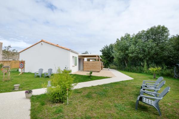 A 15 Minutes Des Sables D'olonne : Ensemble Immobilier Aux Multiples Possibilités Sur 2300 M² De Terrain