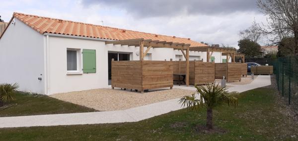 A 15 Minutes Des Sables D'olonne : Ensemble Immobilier Aux Multiples Possibilités Sur 2300 M² De Terrain