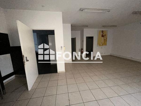 Location Local commercial 5 pièces 204 m² - 5 avenue Paul Langevin Bagnols Sur Ceze 30200