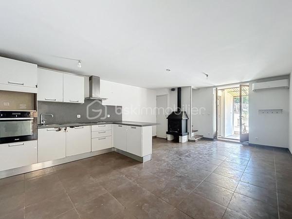 Deux maisons, deux extérieurs, un seul prix ! 95 000 € HAI à Hérépian
Vous recherchez un bien avec du potentiel à un prix accessible ? Cette opportunité est faite pour vous !

Situé au cœur d'Hérépian, cet ensemble immobilier se compose de deux maisons, de plusieurs espaces extérieurs privatifs, deux espaces sous-sol. Un bien idéal pour un premier achat, un projet familial, un investissement locatif ou encore une résidence principale avec logement indépendant.

La maison principale (environ 60 m²)
Dès l'entrée, un vaste sous-sol de 41 m² offre un espace de stockage, d'atelier ou de bricolage.
Au premier étage, découvrez une pièce de vie lumineuse de 27 m² avec cuisine ouverte, équipée d'un poêle à bois et d'une climatisation réversible. Un espace WC avec arrivées et évacuations d'eau permet facilement la création d'une salle d'eau ou d'une buanderie.
À l'extérieur, profitez d'une terrasse privative d'environ 20 m², parfaite pour les repas en famille ou les soirées d'été.
Le dernier niveau accueille une suite parentale de 24 m² comprenant une chambre, un dressing et une salle de bain.

La seconde maison
Entièrement indépendante, elle dispose de deux espaces extérieurs et d'un sous sol
Elle comprend :
une pièce de 10 m² pouvant devenir une chambre, un bureau ou être reliée à la maison principale afin d'agrandir l'espace de vie ;
à l'étage, une seconde pièce de 10 m², complétée par une mezzanine de 7 m² (hors Loi Carrez), idéale pour un couchage.
Des travaux pour créer un véritable coup de cœur

Quelques finitions permettront de révéler tout le potentiel de cet ensemble :
rafraîchissement de la salle de bain de la maison principale ;
finitions des sols dans la seconde maison et création du système de chauffage (la toiture, les menuiseries et l'installation électrique ont déjà été reprises).
Pourquoi visiter ?

✅ Deux maisons pour le prix d'une
✅ Plusieurs espaces extérieurs 
✅ Sous-sol de 60m² environ au total
✅ Climatisation réversible + poêle à bois
✅ Possibilité de réunir les deux habitations ou de créer un revenu locatif
✅ DPE C / A
✅ 95 000 € Honoraires d'Agence Inclus

À ce prix, les biens offrant autant de possibilités sont rares sur le secteur.

Une visite s'impose ! Contactez-moi dès aujourd'hui pour découvrir tout son potentiel.