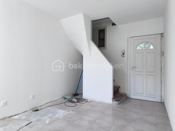 Deux maisons, deux extérieurs, un seul prix ! 95 000 € HAI à Hérépian
Vous recherchez un bien avec du potentiel à un prix accessible ? Cette opportunité est faite pour vous !

Situé au cœur d'Hérépian, cet ensemble immobilier se compose de deux maisons, de plusieurs espaces extérieurs privatifs, deux espaces sous-sol. Un bien idéal pour un premier achat, un projet familial, un investissement locatif ou encore une résidence principale avec logement indépendant.

La maison principale (environ 60 m²)
Dès l'entrée, un vaste sous-sol de 41 m² offre un espace de stockage, d'atelier ou de bricolage.
Au premier étage, découvrez une pièce de vie lumineuse de 27 m² avec cuisine ouverte, équipée d'un poêle à bois et d'une climatisation réversible. Un espace WC avec arrivées et évacuations d'eau permet facilement la création d'une salle d'eau ou d'une buanderie.
À l'extérieur, profitez d'une terrasse privative d'environ 20 m², parfaite pour les repas en famille ou les soirées d'été.
Le dernier niveau accueille une suite parentale de 24 m² comprenant une chambre, un dressing et une salle de bain.

La seconde maison
Entièrement indépendante, elle dispose de deux espaces extérieurs et d'un sous sol
Elle comprend :
une pièce de 10 m² pouvant devenir une chambre, un bureau ou être reliée à la maison principale afin d'agrandir l'espace de vie ;
à l'étage, une seconde pièce de 10 m², complétée par une mezzanine de 7 m² (hors Loi Carrez), idéale pour un couchage.
Des travaux pour créer un véritable coup de cœur

Quelques finitions permettront de révéler tout le potentiel de cet ensemble :
rafraîchissement de la salle de bain de la maison principale ;
finitions des sols dans la seconde maison et création du système de chauffage (la toiture, les menuiseries et l'installation électrique ont déjà été reprises).
Pourquoi visiter ?

✅ Deux maisons pour le prix d'une
✅ Plusieurs espaces extérieurs 
✅ Sous-sol de 60m² environ au total
✅ Climatisation réversible + poêle à bois
✅ Possibilité de réunir les deux habitations ou de créer un revenu locatif
✅ DPE C / A
✅ 95 000 € Honoraires d'Agence Inclus

À ce prix, les biens offrant autant de possibilités sont rares sur le secteur.

Une visite s'impose ! Contactez-moi dès aujourd'hui pour découvrir tout son potentiel.
