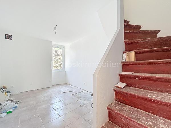 Deux maisons, deux extérieurs, un seul prix ! 95 000 € HAI à Hérépian
Vous recherchez un bien avec du potentiel à un prix accessible ? Cette opportunité est faite pour vous !

Situé au cœur d'Hérépian, cet ensemble immobilier se compose de deux maisons, de plusieurs espaces extérieurs privatifs, deux espaces sous-sol. Un bien idéal pour un premier achat, un projet familial, un investissement locatif ou encore une résidence principale avec logement indépendant.

La maison principale (environ 60 m²)
Dès l'entrée, un vaste sous-sol de 41 m² offre un espace de stockage, d'atelier ou de bricolage.
Au premier étage, découvrez une pièce de vie lumineuse de 27 m² avec cuisine ouverte, équipée d'un poêle à bois et d'une climatisation réversible. Un espace WC avec arrivées et évacuations d'eau permet facilement la création d'une salle d'eau ou d'une buanderie.
À l'extérieur, profitez d'une terrasse privative d'environ 20 m², parfaite pour les repas en famille ou les soirées d'été.
Le dernier niveau accueille une suite parentale de 24 m² comprenant une chambre, un dressing et une salle de bain.

La seconde maison
Entièrement indépendante, elle dispose de deux espaces extérieurs et d'un sous sol
Elle comprend :
une pièce de 10 m² pouvant devenir une chambre, un bureau ou être reliée à la maison principale afin d'agrandir l'espace de vie ;
à l'étage, une seconde pièce de 10 m², complétée par une mezzanine de 7 m² (hors Loi Carrez), idéale pour un couchage.
Des travaux pour créer un véritable coup de cœur

Quelques finitions permettront de révéler tout le potentiel de cet ensemble :
rafraîchissement de la salle de bain de la maison principale ;
finitions des sols dans la seconde maison et création du système de chauffage (la toiture, les menuiseries et l'installation électrique ont déjà été reprises).
Pourquoi visiter ?

✅ Deux maisons pour le prix d'une
✅ Plusieurs espaces extérieurs 
✅ Sous-sol de 60m² environ au total
✅ Climatisation réversible + poêle à bois
✅ Possibilité de réunir les deux habitations ou de créer un revenu locatif
✅ DPE C / A
✅ 95 000 € Honoraires d'Agence Inclus

À ce prix, les biens offrant autant de possibilités sont rares sur le secteur.

Une visite s'impose ! Contactez-moi dès aujourd'hui pour découvrir tout son potentiel.