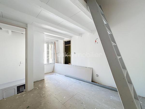 Deux maisons, deux extérieurs, un seul prix ! 95 000 € HAI à Hérépian
Vous recherchez un bien avec du potentiel à un prix accessible ? Cette opportunité est faite pour vous !

Situé au cœur d'Hérépian, cet ensemble immobilier se compose de deux maisons, de plusieurs espaces extérieurs privatifs, deux espaces sous-sol. Un bien idéal pour un premier achat, un projet familial, un investissement locatif ou encore une résidence principale avec logement indépendant.

La maison principale (environ 60 m²)
Dès l'entrée, un vaste sous-sol de 41 m² offre un espace de stockage, d'atelier ou de bricolage.
Au premier étage, découvrez une pièce de vie lumineuse de 27 m² avec cuisine ouverte, équipée d'un poêle à bois et d'une climatisation réversible. Un espace WC avec arrivées et évacuations d'eau permet facilement la création d'une salle d'eau ou d'une buanderie.
À l'extérieur, profitez d'une terrasse privative d'environ 20 m², parfaite pour les repas en famille ou les soirées d'été.
Le dernier niveau accueille une suite parentale de 24 m² comprenant une chambre, un dressing et une salle de bain.

La seconde maison
Entièrement indépendante, elle dispose de deux espaces extérieurs et d'un sous sol
Elle comprend :
une pièce de 10 m² pouvant devenir une chambre, un bureau ou être reliée à la maison principale afin d'agrandir l'espace de vie ;
à l'étage, une seconde pièce de 10 m², complétée par une mezzanine de 7 m² (hors Loi Carrez), idéale pour un couchage.
Des travaux pour créer un véritable coup de cœur

Quelques finitions permettront de révéler tout le potentiel de cet ensemble :
rafraîchissement de la salle de bain de la maison principale ;
finitions des sols dans la seconde maison et création du système de chauffage (la toiture, les menuiseries et l'installation électrique ont déjà été reprises).
Pourquoi visiter ?

✅ Deux maisons pour le prix d'une
✅ Plusieurs espaces extérieurs 
✅ Sous-sol de 60m² environ au total
✅ Climatisation réversible + poêle à bois
✅ Possibilité de réunir les deux habitations ou de créer un revenu locatif
✅ DPE C / A
✅ 95 000 € Honoraires d'Agence Inclus

À ce prix, les biens offrant autant de possibilités sont rares sur le secteur.

Une visite s'impose ! Contactez-moi dès aujourd'hui pour découvrir tout son potentiel.