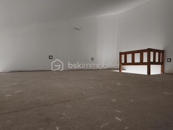 Deux maisons, deux extérieurs, un seul prix ! 95 000 € HAI à Hérépian
Vous recherchez un bien avec du potentiel à un prix accessible ? Cette opportunité est faite pour vous !

Situé au cœur d'Hérépian, cet ensemble immobilier se compose de deux maisons, de plusieurs espaces extérieurs privatifs, deux espaces sous-sol. Un bien idéal pour un premier achat, un projet familial, un investissement locatif ou encore une résidence principale avec logement indépendant.

La maison principale (environ 60 m²)
Dès l'entrée, un vaste sous-sol de 41 m² offre un espace de stockage, d'atelier ou de bricolage.
Au premier étage, découvrez une pièce de vie lumineuse de 27 m² avec cuisine ouverte, équipée d'un poêle à bois et d'une climatisation réversible. Un espace WC avec arrivées et évacuations d'eau permet facilement la création d'une salle d'eau ou d'une buanderie.
À l'extérieur, profitez d'une terrasse privative d'environ 20 m², parfaite pour les repas en famille ou les soirées d'été.
Le dernier niveau accueille une suite parentale de 24 m² comprenant une chambre, un dressing et une salle de bain.

La seconde maison
Entièrement indépendante, elle dispose de deux espaces extérieurs et d'un sous sol
Elle comprend :
une pièce de 10 m² pouvant devenir une chambre, un bureau ou être reliée à la maison principale afin d'agrandir l'espace de vie ;
à l'étage, une seconde pièce de 10 m², complétée par une mezzanine de 7 m² (hors Loi Carrez), idéale pour un couchage.
Des travaux pour créer un véritable coup de cœur

Quelques finitions permettront de révéler tout le potentiel de cet ensemble :
rafraîchissement de la salle de bain de la maison principale ;
finitions des sols dans la seconde maison et création du système de chauffage (la toiture, les menuiseries et l'installation électrique ont déjà été reprises).
Pourquoi visiter ?

✅ Deux maisons pour le prix d'une
✅ Plusieurs espaces extérieurs 
✅ Sous-sol de 60m² environ au total
✅ Climatisation réversible + poêle à bois
✅ Possibilité de réunir les deux habitations ou de créer un revenu locatif
✅ DPE C / A
✅ 95 000 € Honoraires d'Agence Inclus

À ce prix, les biens offrant autant de possibilités sont rares sur le secteur.

Une visite s'impose ! Contactez-moi dès aujourd'hui pour découvrir tout son potentiel.
