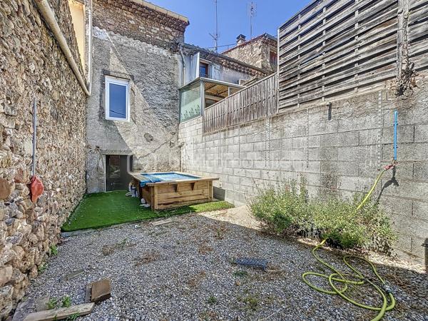 Deux maisons, deux extérieurs, un seul prix ! 95 000 € HAI à Hérépian
Vous recherchez un bien avec du potentiel à un prix accessible ? Cette opportunité est faite pour vous !

Situé au cœur d'Hérépian, cet ensemble immobilier se compose de deux maisons, de plusieurs espaces extérieurs privatifs, deux espaces sous-sol. Un bien idéal pour un premier achat, un projet familial, un investissement locatif ou encore une résidence principale avec logement indépendant.

La maison principale (environ 60 m²)
Dès l'entrée, un vaste sous-sol de 41 m² offre un espace de stockage, d'atelier ou de bricolage.
Au premier étage, découvrez une pièce de vie lumineuse de 27 m² avec cuisine ouverte, équipée d'un poêle à bois et d'une climatisation réversible. Un espace WC avec arrivées et évacuations d'eau permet facilement la création d'une salle d'eau ou d'une buanderie.
À l'extérieur, profitez d'une terrasse privative d'environ 20 m², parfaite pour les repas en famille ou les soirées d'été.
Le dernier niveau accueille une suite parentale de 24 m² comprenant une chambre, un dressing et une salle de bain.

La seconde maison
Entièrement indépendante, elle dispose de deux espaces extérieurs et d'un sous sol
Elle comprend :
une pièce de 10 m² pouvant devenir une chambre, un bureau ou être reliée à la maison principale afin d'agrandir l'espace de vie ;
à l'étage, une seconde pièce de 10 m², complétée par une mezzanine de 7 m² (hors Loi Carrez), idéale pour un couchage.
Des travaux pour créer un véritable coup de cœur

Quelques finitions permettront de révéler tout le potentiel de cet ensemble :
rafraîchissement de la salle de bain de la maison principale ;
finitions des sols dans la seconde maison et création du système de chauffage (la toiture, les menuiseries et l'installation électrique ont déjà été reprises).
Pourquoi visiter ?

✅ Deux maisons pour le prix d'une
✅ Plusieurs espaces extérieurs 
✅ Sous-sol de 60m² environ au total
✅ Climatisation réversible + poêle à bois
✅ Possibilité de réunir les deux habitations ou de créer un revenu locatif
✅ DPE C / A
✅ 95 000 € Honoraires d'Agence Inclus

À ce prix, les biens offrant autant de possibilités sont rares sur le secteur.

Une visite s'impose ! Contactez-moi dès aujourd'hui pour découvrir tout son potentiel.