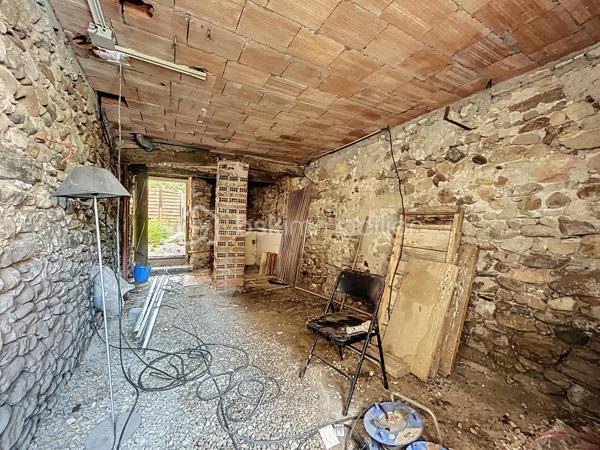 Deux maisons, deux extérieurs, un seul prix ! 95 000 € HAI à Hérépian
Vous recherchez un bien avec du potentiel à un prix accessible ? Cette opportunité est faite pour vous !

Situé au cœur d'Hérépian, cet ensemble immobilier se compose de deux maisons, de plusieurs espaces extérieurs privatifs, deux espaces sous-sol. Un bien idéal pour un premier achat, un projet familial, un investissement locatif ou encore une résidence principale avec logement indépendant.

La maison principale (environ 60 m²)
Dès l'entrée, un vaste sous-sol de 41 m² offre un espace de stockage, d'atelier ou de bricolage.
Au premier étage, découvrez une pièce de vie lumineuse de 27 m² avec cuisine ouverte, équipée d'un poêle à bois et d'une climatisation réversible. Un espace WC avec arrivées et évacuations d'eau permet facilement la création d'une salle d'eau ou d'une buanderie.
À l'extérieur, profitez d'une terrasse privative d'environ 20 m², parfaite pour les repas en famille ou les soirées d'été.
Le dernier niveau accueille une suite parentale de 24 m² comprenant une chambre, un dressing et une salle de bain.

La seconde maison
Entièrement indépendante, elle dispose de deux espaces extérieurs et d'un sous sol
Elle comprend :
une pièce de 10 m² pouvant devenir une chambre, un bureau ou être reliée à la maison principale afin d'agrandir l'espace de vie ;
à l'étage, une seconde pièce de 10 m², complétée par une mezzanine de 7 m² (hors Loi Carrez), idéale pour un couchage.
Des travaux pour créer un véritable coup de cœur

Quelques finitions permettront de révéler tout le potentiel de cet ensemble :
rafraîchissement de la salle de bain de la maison principale ;
finitions des sols dans la seconde maison et création du système de chauffage (la toiture, les menuiseries et l'installation électrique ont déjà été reprises).
Pourquoi visiter ?

✅ Deux maisons pour le prix d'une
✅ Plusieurs espaces extérieurs 
✅ Sous-sol de 60m² environ au total
✅ Climatisation réversible + poêle à bois
✅ Possibilité de réunir les deux habitations ou de créer un revenu locatif
✅ DPE C / A
✅ 95 000 € Honoraires d'Agence Inclus

À ce prix, les biens offrant autant de possibilités sont rares sur le secteur.

Une visite s'impose ! Contactez-moi dès aujourd'hui pour découvrir tout son potentiel.