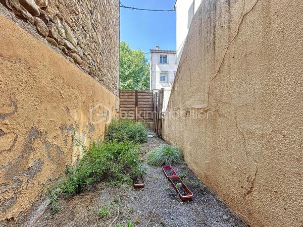 Deux maisons, deux extérieurs, un seul prix ! 95 000 € HAI à Hérépian
Vous recherchez un bien avec du potentiel à un prix accessible ? Cette opportunité est faite pour vous !

Situé au cœur d'Hérépian, cet ensemble immobilier se compose de deux maisons, de plusieurs espaces extérieurs privatifs, deux espaces sous-sol. Un bien idéal pour un premier achat, un projet familial, un investissement locatif ou encore une résidence principale avec logement indépendant.

La maison principale (environ 60 m²)
Dès l'entrée, un vaste sous-sol de 41 m² offre un espace de stockage, d'atelier ou de bricolage.
Au premier étage, découvrez une pièce de vie lumineuse de 27 m² avec cuisine ouverte, équipée d'un poêle à bois et d'une climatisation réversible. Un espace WC avec arrivées et évacuations d'eau permet facilement la création d'une salle d'eau ou d'une buanderie.
À l'extérieur, profitez d'une terrasse privative d'environ 20 m², parfaite pour les repas en famille ou les soirées d'été.
Le dernier niveau accueille une suite parentale de 24 m² comprenant une chambre, un dressing et une salle de bain.

La seconde maison
Entièrement indépendante, elle dispose de deux espaces extérieurs et d'un sous sol
Elle comprend :
une pièce de 10 m² pouvant devenir une chambre, un bureau ou être reliée à la maison principale afin d'agrandir l'espace de vie ;
à l'étage, une seconde pièce de 10 m², complétée par une mezzanine de 7 m² (hors Loi Carrez), idéale pour un couchage.
Des travaux pour créer un véritable coup de cœur

Quelques finitions permettront de révéler tout le potentiel de cet ensemble :
rafraîchissement de la salle de bain de la maison principale ;
finitions des sols dans la seconde maison et création du système de chauffage (la toiture, les menuiseries et l'installation électrique ont déjà été reprises).
Pourquoi visiter ?

✅ Deux maisons pour le prix d'une
✅ Plusieurs espaces extérieurs 
✅ Sous-sol de 60m² environ au total
✅ Climatisation réversible + poêle à bois
✅ Possibilité de réunir les deux habitations ou de créer un revenu locatif
✅ DPE C / A
✅ 95 000 € Honoraires d'Agence Inclus

À ce prix, les biens offrant autant de possibilités sont rares sur le secteur.

Une visite s'impose ! Contactez-moi dès aujourd'hui pour découvrir tout son potentiel.