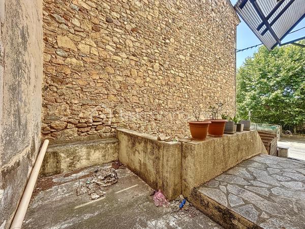 Deux maisons, deux extérieurs, un seul prix ! 95 000 € HAI à Hérépian
Vous recherchez un bien avec du potentiel à un prix accessible ? Cette opportunité est faite pour vous !

Situé au cœur d'Hérépian, cet ensemble immobilier se compose de deux maisons, de plusieurs espaces extérieurs privatifs, deux espaces sous-sol. Un bien idéal pour un premier achat, un projet familial, un investissement locatif ou encore une résidence principale avec logement indépendant.

La maison principale (environ 60 m²)
Dès l'entrée, un vaste sous-sol de 41 m² offre un espace de stockage, d'atelier ou de bricolage.
Au premier étage, découvrez une pièce de vie lumineuse de 27 m² avec cuisine ouverte, équipée d'un poêle à bois et d'une climatisation réversible. Un espace WC avec arrivées et évacuations d'eau permet facilement la création d'une salle d'eau ou d'une buanderie.
À l'extérieur, profitez d'une terrasse privative d'environ 20 m², parfaite pour les repas en famille ou les soirées d'été.
Le dernier niveau accueille une suite parentale de 24 m² comprenant une chambre, un dressing et une salle de bain.

La seconde maison
Entièrement indépendante, elle dispose de deux espaces extérieurs et d'un sous sol
Elle comprend :
une pièce de 10 m² pouvant devenir une chambre, un bureau ou être reliée à la maison principale afin d'agrandir l'espace de vie ;
à l'étage, une seconde pièce de 10 m², complétée par une mezzanine de 7 m² (hors Loi Carrez), idéale pour un couchage.
Des travaux pour créer un véritable coup de cœur

Quelques finitions permettront de révéler tout le potentiel de cet ensemble :
rafraîchissement de la salle de bain de la maison principale ;
finitions des sols dans la seconde maison et création du système de chauffage (la toiture, les menuiseries et l'installation électrique ont déjà été reprises).
Pourquoi visiter ?

✅ Deux maisons pour le prix d'une
✅ Plusieurs espaces extérieurs 
✅ Sous-sol de 60m² environ au total
✅ Climatisation réversible + poêle à bois
✅ Possibilité de réunir les deux habitations ou de créer un revenu locatif
✅ DPE C / A
✅ 95 000 € Honoraires d'Agence Inclus

À ce prix, les biens offrant autant de possibilités sont rares sur le secteur.

Une visite s'impose ! Contactez-moi dès aujourd'hui pour découvrir tout son potentiel.