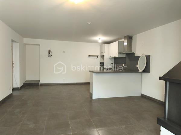 Deux maisons, deux extérieurs, un seul prix ! 95 000 € HAI à Hérépian
Vous recherchez un bien avec du potentiel à un prix accessible ? Cette opportunité est faite pour vous !

Situé au cœur d'Hérépian, cet ensemble immobilier se compose de deux maisons, de plusieurs espaces extérieurs privatifs, deux espaces sous-sol. Un bien idéal pour un premier achat, un projet familial, un investissement locatif ou encore une résidence principale avec logement indépendant.

La maison principale (environ 60 m²)
Dès l'entrée, un vaste sous-sol de 41 m² offre un espace de stockage, d'atelier ou de bricolage.
Au premier étage, découvrez une pièce de vie lumineuse de 27 m² avec cuisine ouverte, équipée d'un poêle à bois et d'une climatisation réversible. Un espace WC avec arrivées et évacuations d'eau permet facilement la création d'une salle d'eau ou d'une buanderie.
À l'extérieur, profitez d'une terrasse privative d'environ 20 m², parfaite pour les repas en famille ou les soirées d'été.
Le dernier niveau accueille une suite parentale de 24 m² comprenant une chambre, un dressing et une salle de bain.

La seconde maison
Entièrement indépendante, elle dispose de deux espaces extérieurs et d'un sous sol
Elle comprend :
une pièce de 10 m² pouvant devenir une chambre, un bureau ou être reliée à la maison principale afin d'agrandir l'espace de vie ;
à l'étage, une seconde pièce de 10 m², complétée par une mezzanine de 7 m² (hors Loi Carrez), idéale pour un couchage.
Des travaux pour créer un véritable coup de cœur

Quelques finitions permettront de révéler tout le potentiel de cet ensemble :
rafraîchissement de la salle de bain de la maison principale ;
finitions des sols dans la seconde maison et création du système de chauffage (la toiture, les menuiseries et l'installation électrique ont déjà été reprises).
Pourquoi visiter ?

✅ Deux maisons pour le prix d'une
✅ Plusieurs espaces extérieurs 
✅ Sous-sol de 60m² environ au total
✅ Climatisation réversible + poêle à bois
✅ Possibilité de réunir les deux habitations ou de créer un revenu locatif
✅ DPE C / A
✅ 95 000 € Honoraires d'Agence Inclus

À ce prix, les biens offrant autant de possibilités sont rares sur le secteur.

Une visite s'impose ! Contactez-moi dès aujourd'hui pour découvrir tout son potentiel.
