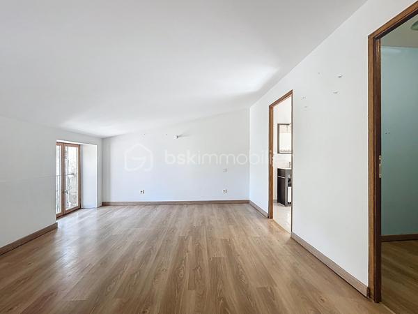 Deux maisons, deux extérieurs, un seul prix ! 95 000 € HAI à Hérépian
Vous recherchez un bien avec du potentiel à un prix accessible ? Cette opportunité est faite pour vous !

Situé au cœur d'Hérépian, cet ensemble immobilier se compose de deux maisons, de plusieurs espaces extérieurs privatifs, deux espaces sous-sol. Un bien idéal pour un premier achat, un projet familial, un investissement locatif ou encore une résidence principale avec logement indépendant.

La maison principale (environ 60 m²)
Dès l'entrée, un vaste sous-sol de 41 m² offre un espace de stockage, d'atelier ou de bricolage.
Au premier étage, découvrez une pièce de vie lumineuse de 27 m² avec cuisine ouverte, équipée d'un poêle à bois et d'une climatisation réversible. Un espace WC avec arrivées et évacuations d'eau permet facilement la création d'une salle d'eau ou d'une buanderie.
À l'extérieur, profitez d'une terrasse privative d'environ 20 m², parfaite pour les repas en famille ou les soirées d'été.
Le dernier niveau accueille une suite parentale de 24 m² comprenant une chambre, un dressing et une salle de bain.

La seconde maison
Entièrement indépendante, elle dispose de deux espaces extérieurs et d'un sous sol
Elle comprend :
une pièce de 10 m² pouvant devenir une chambre, un bureau ou être reliée à la maison principale afin d'agrandir l'espace de vie ;
à l'étage, une seconde pièce de 10 m², complétée par une mezzanine de 7 m² (hors Loi Carrez), idéale pour un couchage.
Des travaux pour créer un véritable coup de cœur

Quelques finitions permettront de révéler tout le potentiel de cet ensemble :
rafraîchissement de la salle de bain de la maison principale ;
finitions des sols dans la seconde maison et création du système de chauffage (la toiture, les menuiseries et l'installation électrique ont déjà été reprises).
Pourquoi visiter ?

✅ Deux maisons pour le prix d'une
✅ Plusieurs espaces extérieurs 
✅ Sous-sol de 60m² environ au total
✅ Climatisation réversible + poêle à bois
✅ Possibilité de réunir les deux habitations ou de créer un revenu locatif
✅ DPE C / A
✅ 95 000 € Honoraires d'Agence Inclus

À ce prix, les biens offrant autant de possibilités sont rares sur le secteur.

Une visite s'impose ! Contactez-moi dès aujourd'hui pour découvrir tout son potentiel.