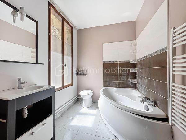 Deux maisons, deux extérieurs, un seul prix ! 95 000 € HAI à Hérépian
Vous recherchez un bien avec du potentiel à un prix accessible ? Cette opportunité est faite pour vous !

Situé au cœur d'Hérépian, cet ensemble immobilier se compose de deux maisons, de plusieurs espaces extérieurs privatifs, deux espaces sous-sol. Un bien idéal pour un premier achat, un projet familial, un investissement locatif ou encore une résidence principale avec logement indépendant.

La maison principale (environ 60 m²)
Dès l'entrée, un vaste sous-sol de 41 m² offre un espace de stockage, d'atelier ou de bricolage.
Au premier étage, découvrez une pièce de vie lumineuse de 27 m² avec cuisine ouverte, équipée d'un poêle à bois et d'une climatisation réversible. Un espace WC avec arrivées et évacuations d'eau permet facilement la création d'une salle d'eau ou d'une buanderie.
À l'extérieur, profitez d'une terrasse privative d'environ 20 m², parfaite pour les repas en famille ou les soirées d'été.
Le dernier niveau accueille une suite parentale de 24 m² comprenant une chambre, un dressing et une salle de bain.

La seconde maison
Entièrement indépendante, elle dispose de deux espaces extérieurs et d'un sous sol
Elle comprend :
une pièce de 10 m² pouvant devenir une chambre, un bureau ou être reliée à la maison principale afin d'agrandir l'espace de vie ;
à l'étage, une seconde pièce de 10 m², complétée par une mezzanine de 7 m² (hors Loi Carrez), idéale pour un couchage.
Des travaux pour créer un véritable coup de cœur

Quelques finitions permettront de révéler tout le potentiel de cet ensemble :
rafraîchissement de la salle de bain de la maison principale ;
finitions des sols dans la seconde maison et création du système de chauffage (la toiture, les menuiseries et l'installation électrique ont déjà été reprises).
Pourquoi visiter ?

✅ Deux maisons pour le prix d'une
✅ Plusieurs espaces extérieurs 
✅ Sous-sol de 60m² environ au total
✅ Climatisation réversible + poêle à bois
✅ Possibilité de réunir les deux habitations ou de créer un revenu locatif
✅ DPE C / A
✅ 95 000 € Honoraires d'Agence Inclus

À ce prix, les biens offrant autant de possibilités sont rares sur le secteur.

Une visite s'impose ! Contactez-moi dès aujourd'hui pour découvrir tout son potentiel.