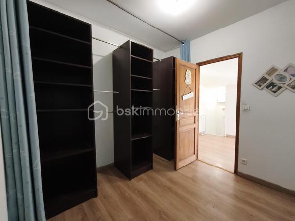 Deux maisons, deux extérieurs, un seul prix ! 95 000 € HAI à Hérépian
Vous recherchez un bien avec du potentiel à un prix accessible ? Cette opportunité est faite pour vous !

Situé au cœur d'Hérépian, cet ensemble immobilier se compose de deux maisons, de plusieurs espaces extérieurs privatifs, deux espaces sous-sol. Un bien idéal pour un premier achat, un projet familial, un investissement locatif ou encore une résidence principale avec logement indépendant.

La maison principale (environ 60 m²)
Dès l'entrée, un vaste sous-sol de 41 m² offre un espace de stockage, d'atelier ou de bricolage.
Au premier étage, découvrez une pièce de vie lumineuse de 27 m² avec cuisine ouverte, équipée d'un poêle à bois et d'une climatisation réversible. Un espace WC avec arrivées et évacuations d'eau permet facilement la création d'une salle d'eau ou d'une buanderie.
À l'extérieur, profitez d'une terrasse privative d'environ 20 m², parfaite pour les repas en famille ou les soirées d'été.
Le dernier niveau accueille une suite parentale de 24 m² comprenant une chambre, un dressing et une salle de bain.

La seconde maison
Entièrement indépendante, elle dispose de deux espaces extérieurs et d'un sous sol
Elle comprend :
une pièce de 10 m² pouvant devenir une chambre, un bureau ou être reliée à la maison principale afin d'agrandir l'espace de vie ;
à l'étage, une seconde pièce de 10 m², complétée par une mezzanine de 7 m² (hors Loi Carrez), idéale pour un couchage.
Des travaux pour créer un véritable coup de cœur

Quelques finitions permettront de révéler tout le potentiel de cet ensemble :
rafraîchissement de la salle de bain de la maison principale ;
finitions des sols dans la seconde maison et création du système de chauffage (la toiture, les menuiseries et l'installation électrique ont déjà été reprises).
Pourquoi visiter ?

✅ Deux maisons pour le prix d'une
✅ Plusieurs espaces extérieurs 
✅ Sous-sol de 60m² environ au total
✅ Climatisation réversible + poêle à bois
✅ Possibilité de réunir les deux habitations ou de créer un revenu locatif
✅ DPE C / A
✅ 95 000 € Honoraires d'Agence Inclus

À ce prix, les biens offrant autant de possibilités sont rares sur le secteur.

Une visite s'impose ! Contactez-moi dès aujourd'hui pour découvrir tout son potentiel.