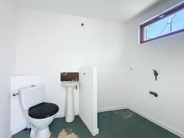 Deux maisons, deux extérieurs, un seul prix ! 95 000 € HAI à Hérépian
Vous recherchez un bien avec du potentiel à un prix accessible ? Cette opportunité est faite pour vous !

Situé au cœur d'Hérépian, cet ensemble immobilier se compose de deux maisons, de plusieurs espaces extérieurs privatifs, deux espaces sous-sol. Un bien idéal pour un premier achat, un projet familial, un investissement locatif ou encore une résidence principale avec logement indépendant.

La maison principale (environ 60 m²)
Dès l'entrée, un vaste sous-sol de 41 m² offre un espace de stockage, d'atelier ou de bricolage.
Au premier étage, découvrez une pièce de vie lumineuse de 27 m² avec cuisine ouverte, équipée d'un poêle à bois et d'une climatisation réversible. Un espace WC avec arrivées et évacuations d'eau permet facilement la création d'une salle d'eau ou d'une buanderie.
À l'extérieur, profitez d'une terrasse privative d'environ 20 m², parfaite pour les repas en famille ou les soirées d'été.
Le dernier niveau accueille une suite parentale de 24 m² comprenant une chambre, un dressing et une salle de bain.

La seconde maison
Entièrement indépendante, elle dispose de deux espaces extérieurs et d'un sous sol
Elle comprend :
une pièce de 10 m² pouvant devenir une chambre, un bureau ou être reliée à la maison principale afin d'agrandir l'espace de vie ;
à l'étage, une seconde pièce de 10 m², complétée par une mezzanine de 7 m² (hors Loi Carrez), idéale pour un couchage.
Des travaux pour créer un véritable coup de cœur

Quelques finitions permettront de révéler tout le potentiel de cet ensemble :
rafraîchissement de la salle de bain de la maison principale ;
finitions des sols dans la seconde maison et création du système de chauffage (la toiture, les menuiseries et l'installation électrique ont déjà été reprises).
Pourquoi visiter ?

✅ Deux maisons pour le prix d'une
✅ Plusieurs espaces extérieurs 
✅ Sous-sol de 60m² environ au total
✅ Climatisation réversible + poêle à bois
✅ Possibilité de réunir les deux habitations ou de créer un revenu locatif
✅ DPE C / A
✅ 95 000 € Honoraires d'Agence Inclus

À ce prix, les biens offrant autant de possibilités sont rares sur le secteur.

Une visite s'impose ! Contactez-moi dès aujourd'hui pour découvrir tout son potentiel.
