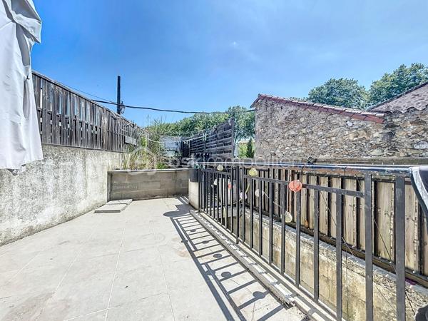 Deux maisons, deux extérieurs, un seul prix ! 95 000 € HAI à Hérépian
Vous recherchez un bien avec du potentiel à un prix accessible ? Cette opportunité est faite pour vous !

Situé au cœur d'Hérépian, cet ensemble immobilier se compose de deux maisons, de plusieurs espaces extérieurs privatifs, deux espaces sous-sol. Un bien idéal pour un premier achat, un projet familial, un investissement locatif ou encore une résidence principale avec logement indépendant.

La maison principale (environ 60 m²)
Dès l'entrée, un vaste sous-sol de 41 m² offre un espace de stockage, d'atelier ou de bricolage.
Au premier étage, découvrez une pièce de vie lumineuse de 27 m² avec cuisine ouverte, équipée d'un poêle à bois et d'une climatisation réversible. Un espace WC avec arrivées et évacuations d'eau permet facilement la création d'une salle d'eau ou d'une buanderie.
À l'extérieur, profitez d'une terrasse privative d'environ 20 m², parfaite pour les repas en famille ou les soirées d'été.
Le dernier niveau accueille une suite parentale de 24 m² comprenant une chambre, un dressing et une salle de bain.

La seconde maison
Entièrement indépendante, elle dispose de deux espaces extérieurs et d'un sous sol
Elle comprend :
une pièce de 10 m² pouvant devenir une chambre, un bureau ou être reliée à la maison principale afin d'agrandir l'espace de vie ;
à l'étage, une seconde pièce de 10 m², complétée par une mezzanine de 7 m² (hors Loi Carrez), idéale pour un couchage.
Des travaux pour créer un véritable coup de cœur

Quelques finitions permettront de révéler tout le potentiel de cet ensemble :
rafraîchissement de la salle de bain de la maison principale ;
finitions des sols dans la seconde maison et création du système de chauffage (la toiture, les menuiseries et l'installation électrique ont déjà été reprises).
Pourquoi visiter ?

✅ Deux maisons pour le prix d'une
✅ Plusieurs espaces extérieurs 
✅ Sous-sol de 60m² environ au total
✅ Climatisation réversible + poêle à bois
✅ Possibilité de réunir les deux habitations ou de créer un revenu locatif
✅ DPE C / A
✅ 95 000 € Honoraires d'Agence Inclus

À ce prix, les biens offrant autant de possibilités sont rares sur le secteur.

Une visite s'impose ! Contactez-moi dès aujourd'hui pour découvrir tout son potentiel.