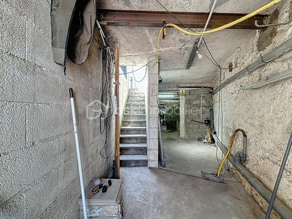 Deux maisons, deux extérieurs, un seul prix ! 95 000 € HAI à Hérépian
Vous recherchez un bien avec du potentiel à un prix accessible ? Cette opportunité est faite pour vous !

Situé au cœur d'Hérépian, cet ensemble immobilier se compose de deux maisons, de plusieurs espaces extérieurs privatifs, deux espaces sous-sol. Un bien idéal pour un premier achat, un projet familial, un investissement locatif ou encore une résidence principale avec logement indépendant.

La maison principale (environ 60 m²)
Dès l'entrée, un vaste sous-sol de 41 m² offre un espace de stockage, d'atelier ou de bricolage.
Au premier étage, découvrez une pièce de vie lumineuse de 27 m² avec cuisine ouverte, équipée d'un poêle à bois et d'une climatisation réversible. Un espace WC avec arrivées et évacuations d'eau permet facilement la création d'une salle d'eau ou d'une buanderie.
À l'extérieur, profitez d'une terrasse privative d'environ 20 m², parfaite pour les repas en famille ou les soirées d'été.
Le dernier niveau accueille une suite parentale de 24 m² comprenant une chambre, un dressing et une salle de bain.

La seconde maison
Entièrement indépendante, elle dispose de deux espaces extérieurs et d'un sous sol
Elle comprend :
une pièce de 10 m² pouvant devenir une chambre, un bureau ou être reliée à la maison principale afin d'agrandir l'espace de vie ;
à l'étage, une seconde pièce de 10 m², complétée par une mezzanine de 7 m² (hors Loi Carrez), idéale pour un couchage.
Des travaux pour créer un véritable coup de cœur

Quelques finitions permettront de révéler tout le potentiel de cet ensemble :
rafraîchissement de la salle de bain de la maison principale ;
finitions des sols dans la seconde maison et création du système de chauffage (la toiture, les menuiseries et l'installation électrique ont déjà été reprises).
Pourquoi visiter ?

✅ Deux maisons pour le prix d'une
✅ Plusieurs espaces extérieurs 
✅ Sous-sol de 60m² environ au total
✅ Climatisation réversible + poêle à bois
✅ Possibilité de réunir les deux habitations ou de créer un revenu locatif
✅ DPE C / A
✅ 95 000 € Honoraires d'Agence Inclus

À ce prix, les biens offrant autant de possibilités sont rares sur le secteur.

Une visite s'impose ! Contactez-moi dès aujourd'hui pour découvrir tout son potentiel.