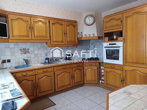 A deux pas du Centre Ville, de la piscine, de l'étang et de son parc...superbe propriété avec très belles prestations...