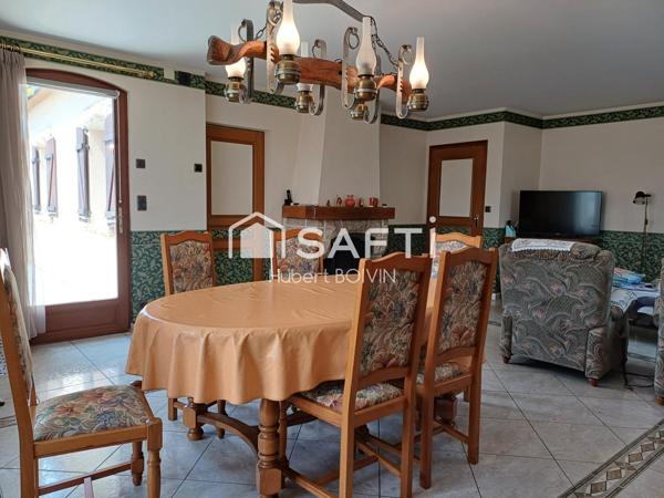 A deux pas du Centre Ville, de la piscine, de l'étang et de son parc...superbe propriété avec très belles prestations...