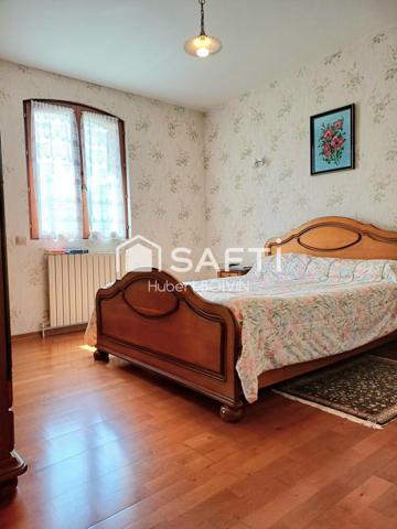 A deux pas du Centre Ville, de la piscine, de l'étang et de son parc...superbe propriété avec très belles prestations...