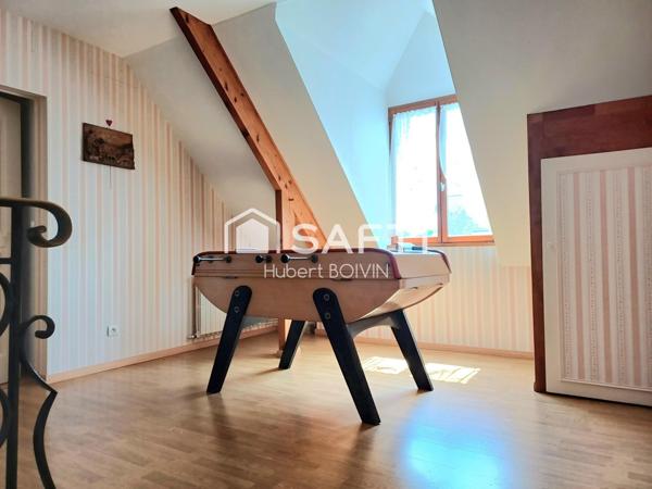 A deux pas du Centre Ville, de la piscine, de l'étang et de son parc...superbe propriété avec très belles prestations...