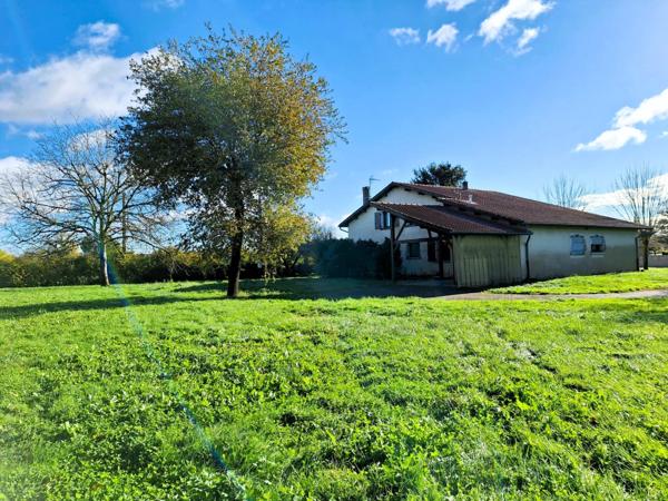 Maison à vendre proche d'Aire sur l'Adour, 202m², 7 chambres dont 1 suite parentale,2 garages et 1 hangar sur 3257m² de terrain arboré