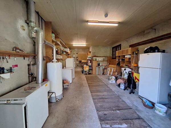 Maison à vendre proche d'Aire sur l'Adour, 202m², 7 chambres dont 1 suite parentale,2 garages et 1 hangar sur 3257m² de terrain arboré